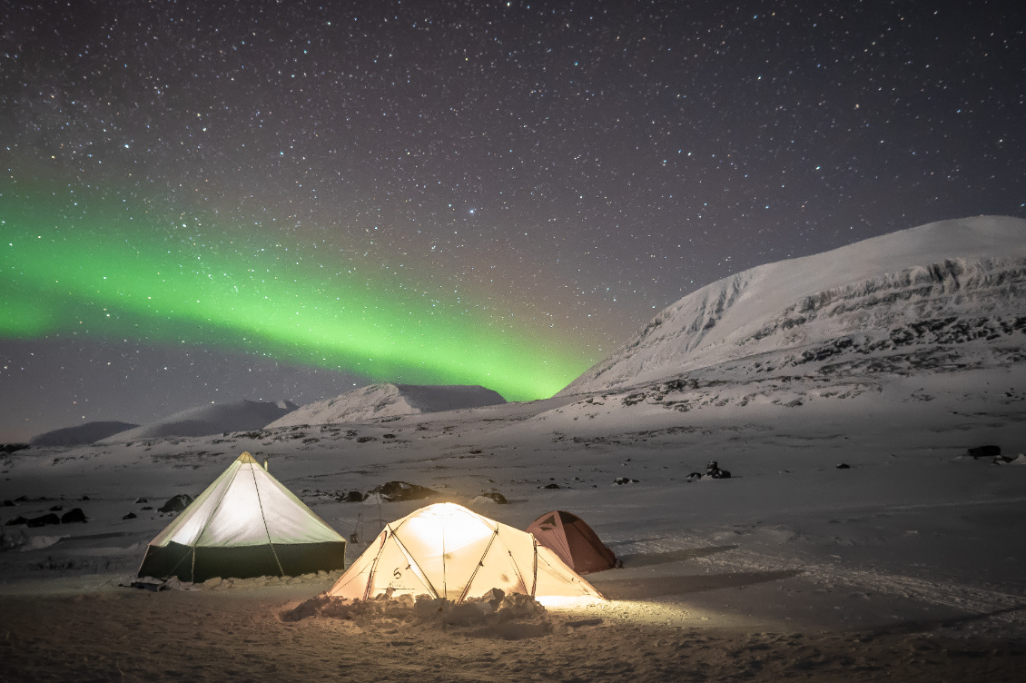 #70 Pascal Pellet-Doyen
@ppelletdoyen
La Kungsleden à ski pulka. Mars 2019, 22h, au cœur du massif de Kebnekaise aux alentours de Singi. La caresse du Grand Nord en hiver.