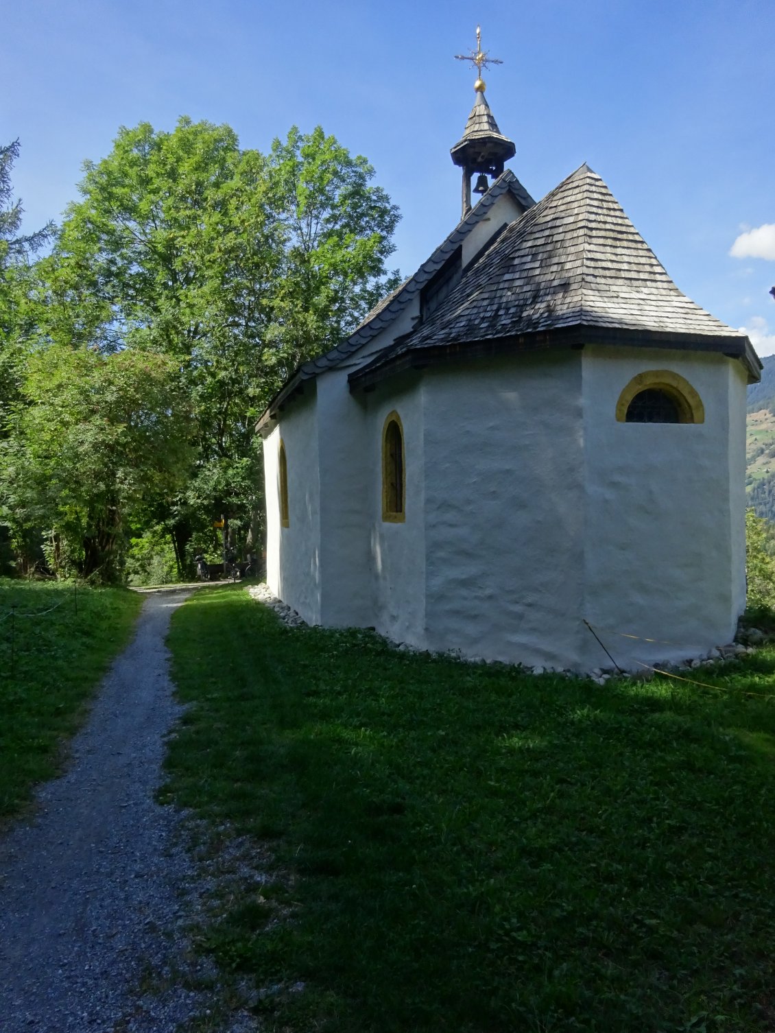 Petite église perchée.