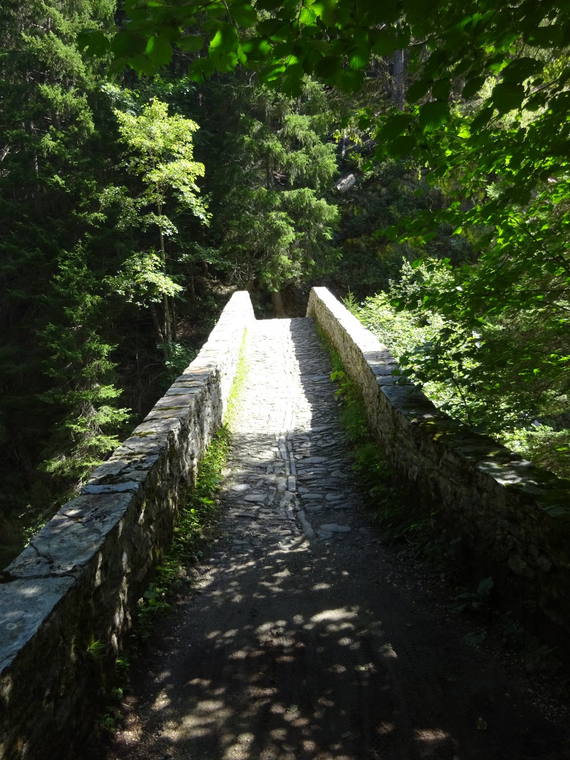 Lorsque je sors des plus grandes routes, je me retrouve sur les pistes.