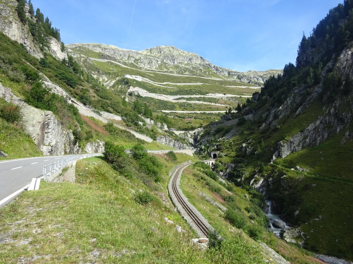 Début de l'ascension du FurkaPass. A moins que je prenne le train qui passe en dessous de la montagne ? JAMAIS !!
