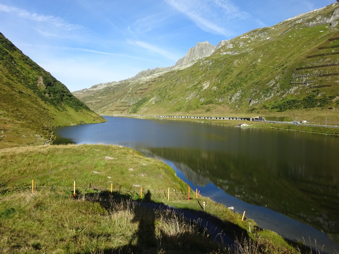 Lumière du matin sur le Lac à l'Oberalp Pass.