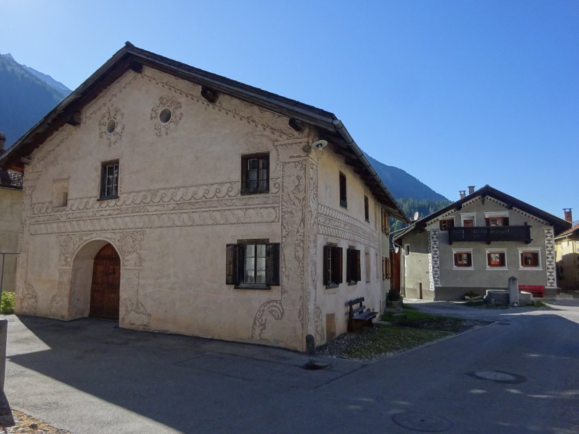 Les belles maisons peintes de Bergün ! Ainsi que ces fontaines, ne l'oublions pas.
