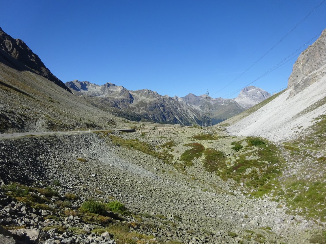 Changement d'ambiance lors du col de l'Albula. C'est aride !