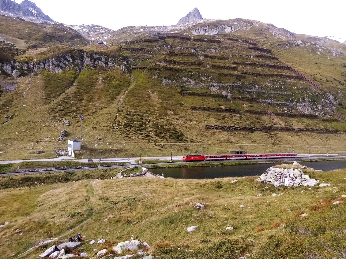 Le train rouge m'accompagne constamment sur les routes suisses.