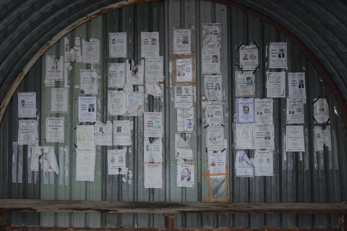 Depuis que je suis en régions majoritairement orthodoxes, partout dans les villages, sur les arrêts de bus, les mûrs des bâtiments, les arbres : les avis de décès sont affichés jusqu'à ce que les intempéries les emportent.