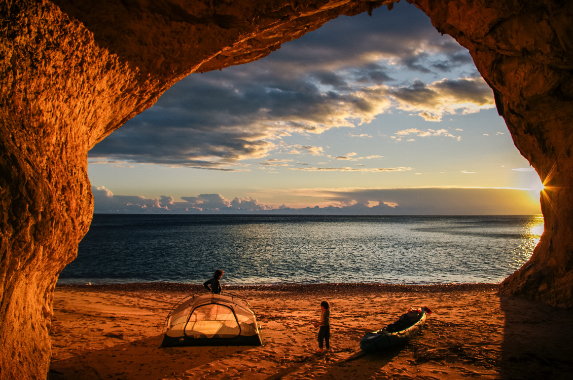 Famille Bargin.
Cala Luna, Sardaigne. Le soleil a rendez-vous avec la Luna, bivouac dans la grotte des pirates.