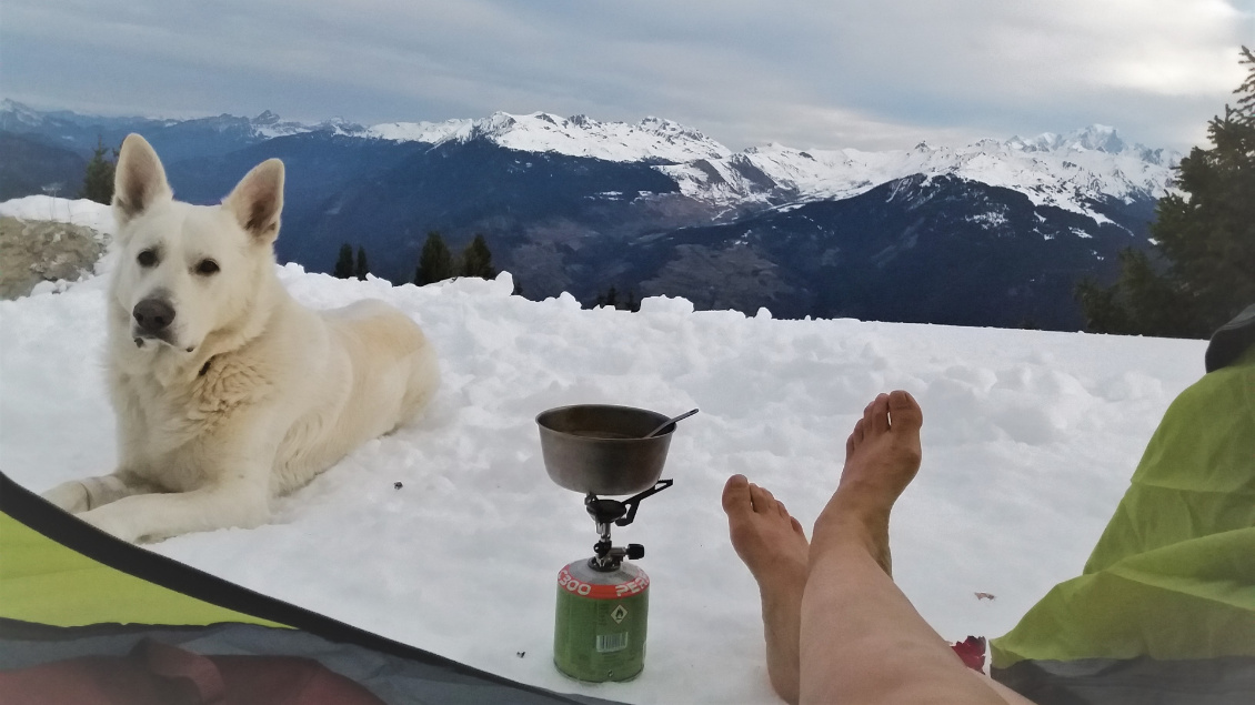 Anne Iotz.
Prendre le temps d’un petit déjeuner au sommet d’une montagne, et se sentir la reine du monde… Tu me lances une boule de neige ?