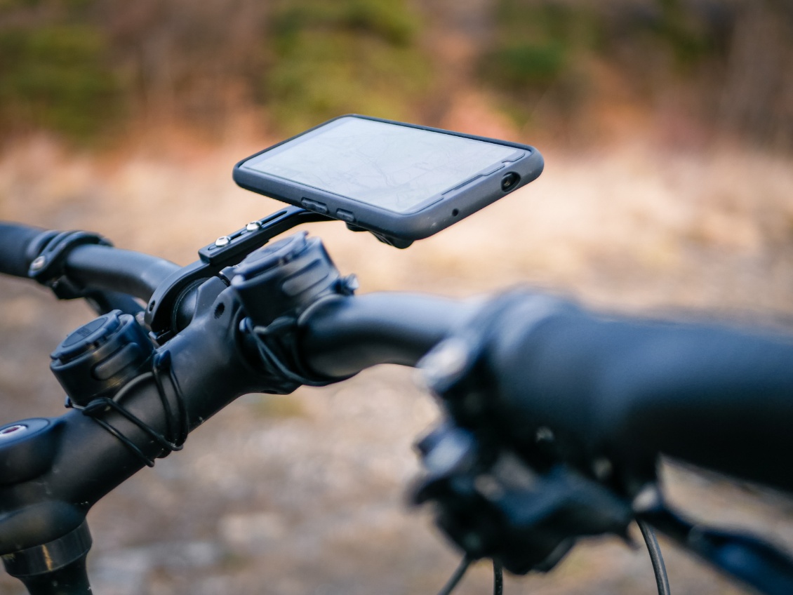 Le Z HANDLEBAR MOUNT permet d'utiliser son smartphone en mode portrait ou paysage, au choix. On aperçoit aussi le système de réglage de longueur du bras.