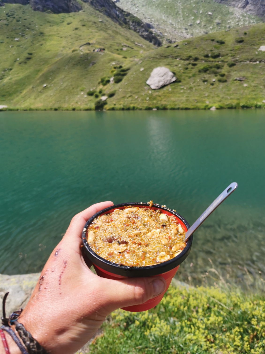 Repas traditionnel. La semoule, allié réconfortant et indispensable.
Photo : Nicolas Leroux @les_pieds_sur_le_guidon