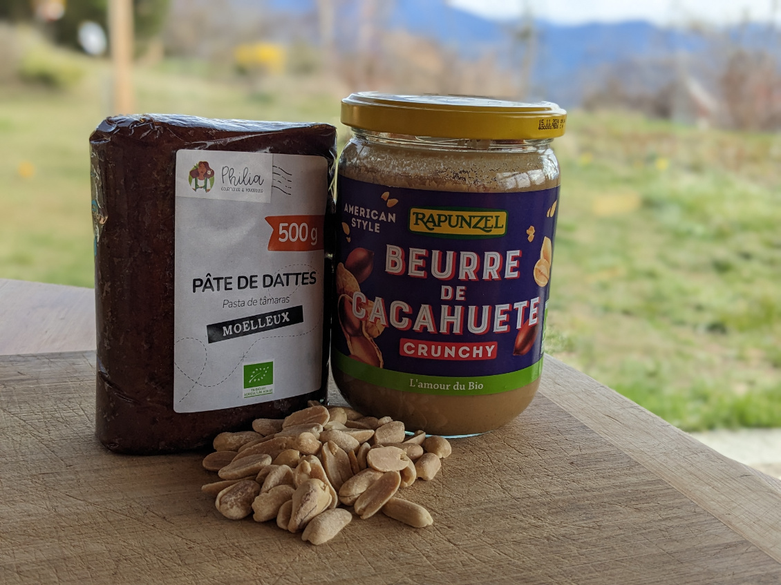 Pour confectionner des barres maison datte-peanut butter.