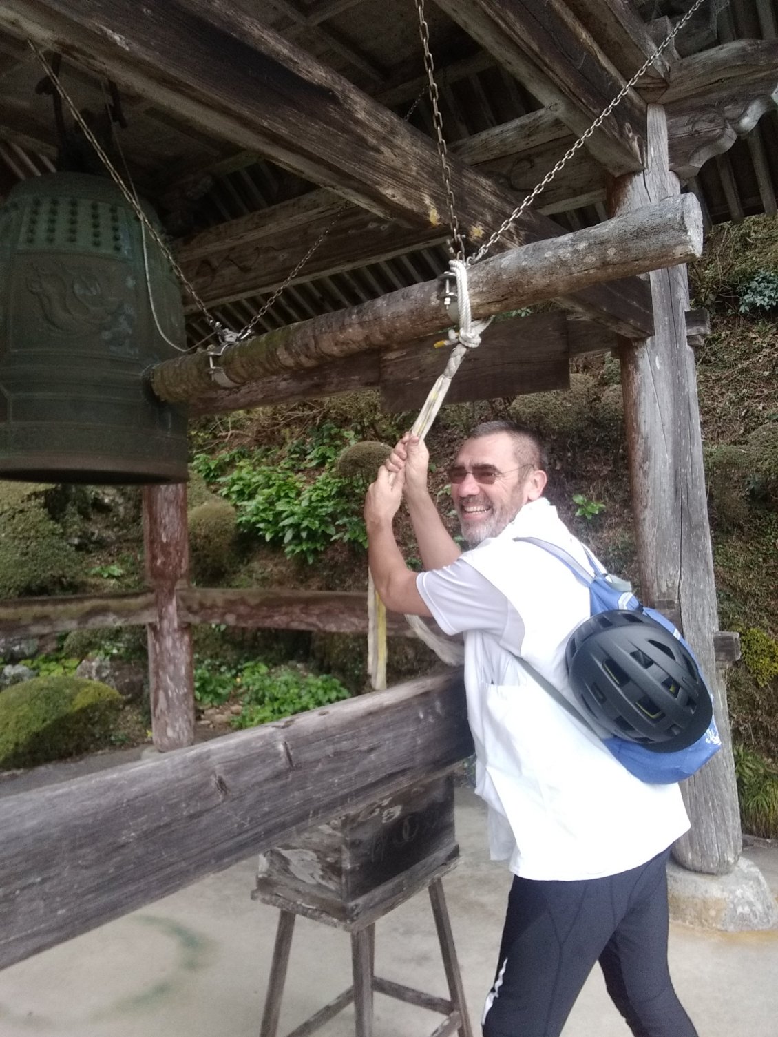 Parmi les rites au temple: un coup de gong.