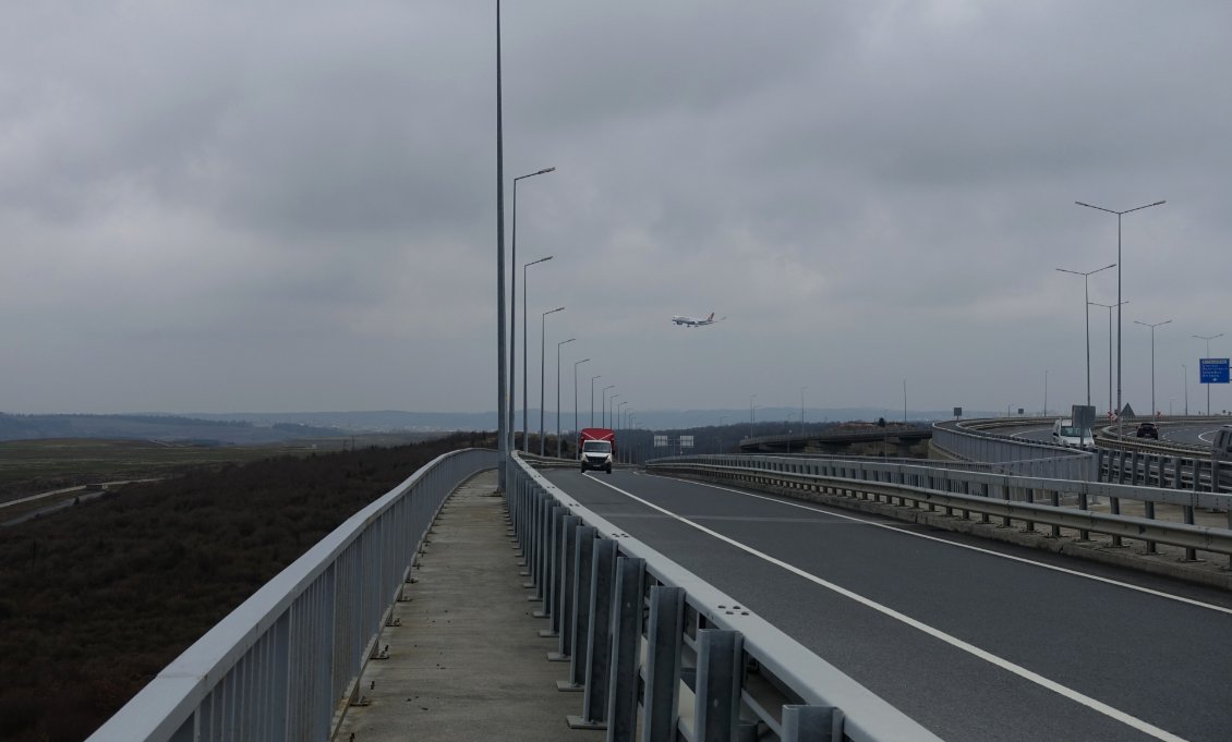 Entre l'autoroute et l'aéroport, le pieds.