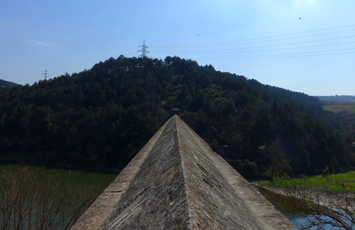 Deuxième viaduc, moins aisé, je marche en haut pour le traverser et gagner l'autre rive. Je n'aurais pas imaginé de telles péripéties pour cette dernière journée en ville !