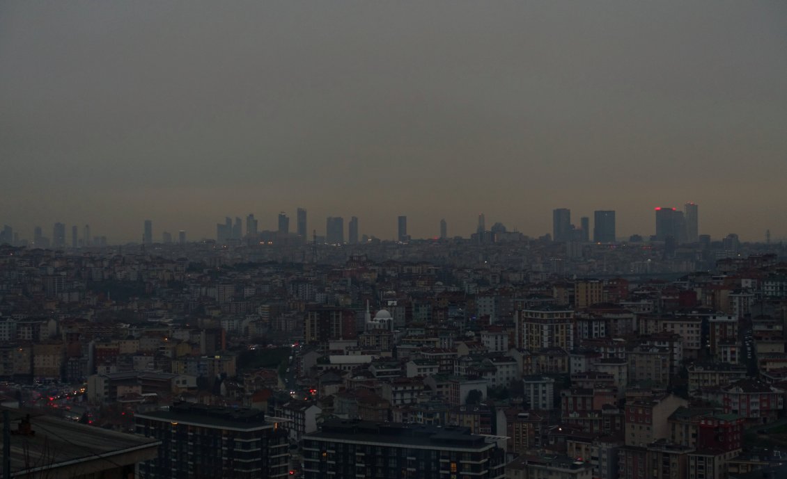 La nuit tombe sur Istanbul. Il me reste encore quelques heures de marche jusqu'à la ligne d'arrivée.
