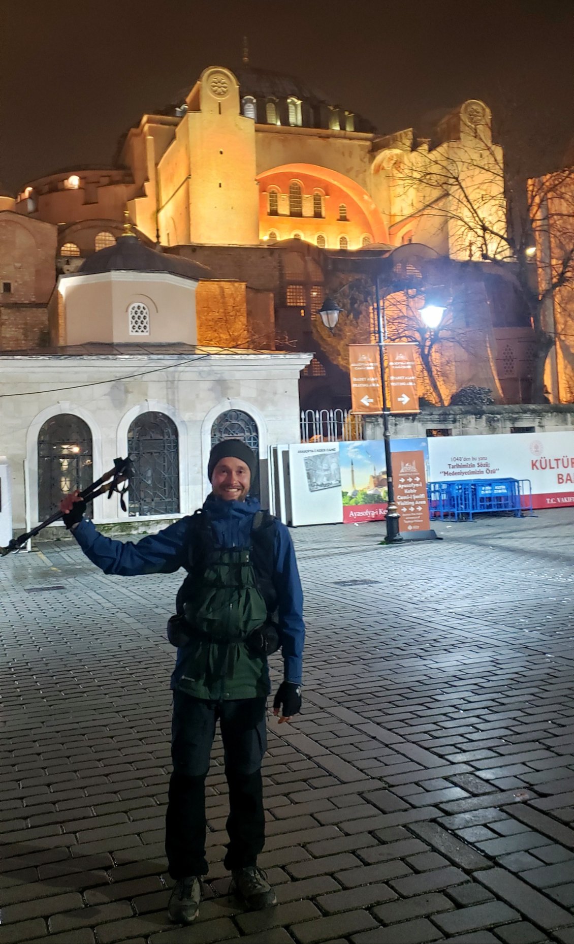 Arrivé à la mosquée Sainte-Sophie à 22h30, mon point d'arrivée. En février 2023 je quittais Tarifa et le détroit de Gibraltar. Une année de marche plus tard me voilà arrivé au Bosphore !