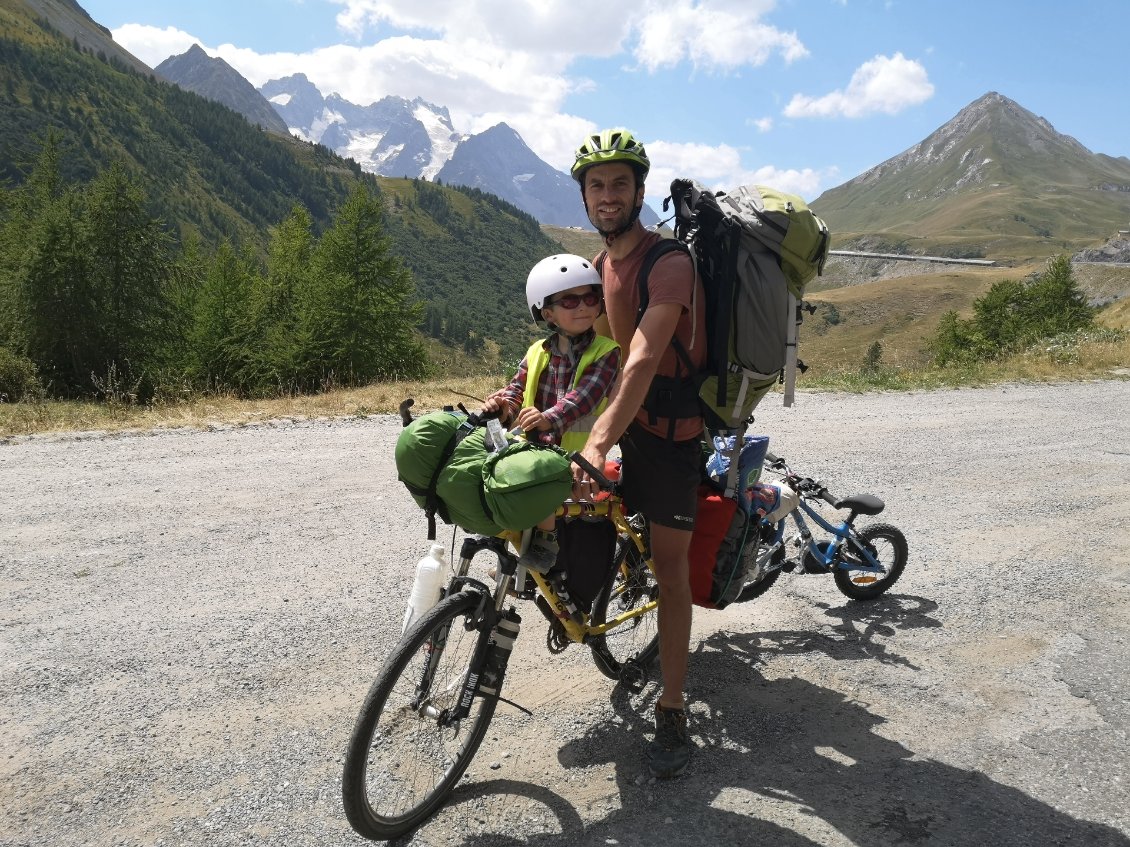 Plus en sécurité et moins fatiguant entre les bras de papa pour la grosse descente du col. (Le gros sac est rempli de doudoune très chaude au cas où il fasse très froid la nuit venue)