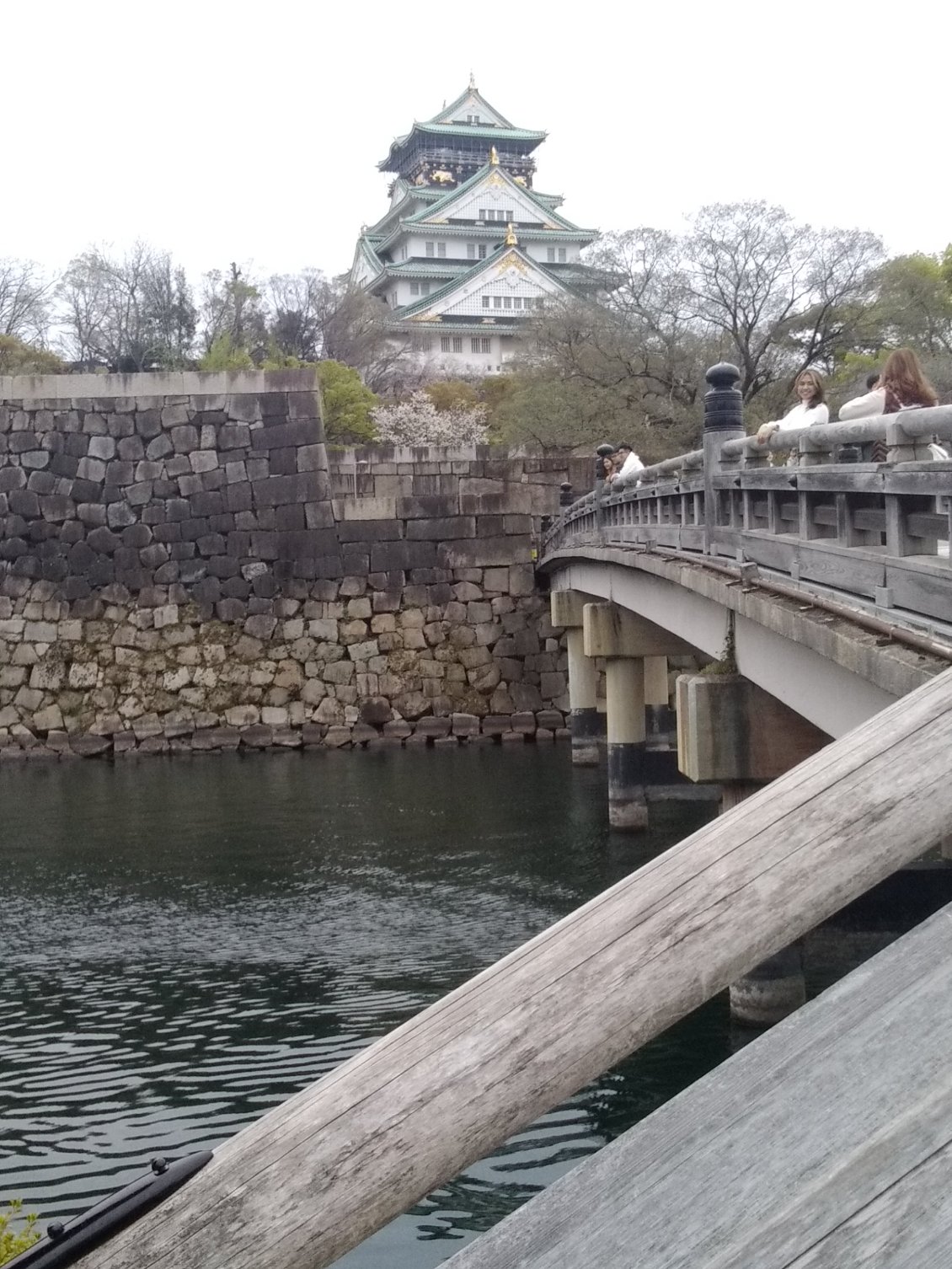 A l'approche du château d'Osaka