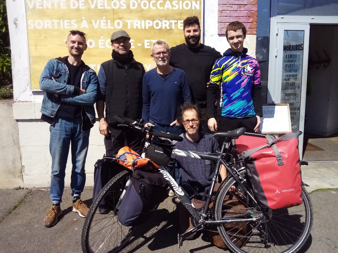 Après la séance de dédicace du cadre.
Les pros de la petite reine qui m'ont aidé : Gilles, Denis, Marc, Baptiste et Corentin. Encore un grand merci messieurs.