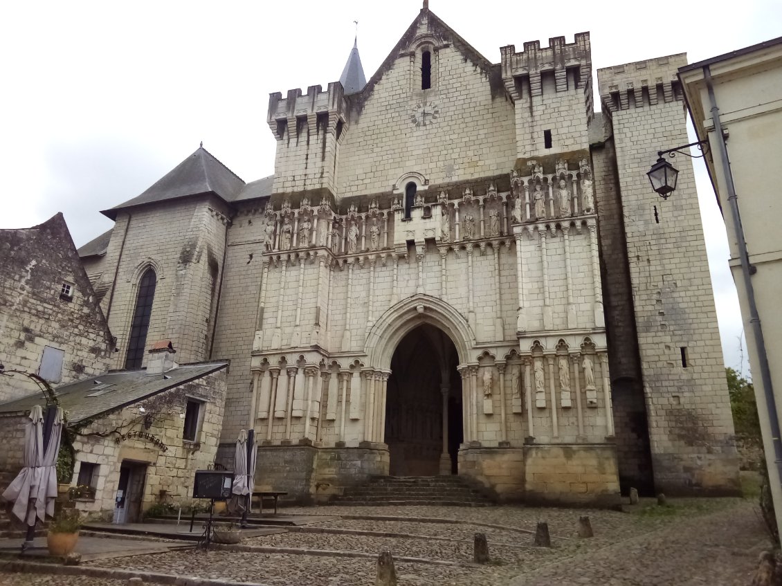 L'imposante collégiale de Candes-St-Martin.