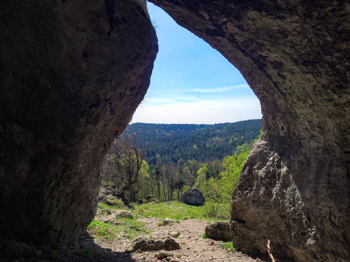 Petite grotte sympa pour bivouaquer.