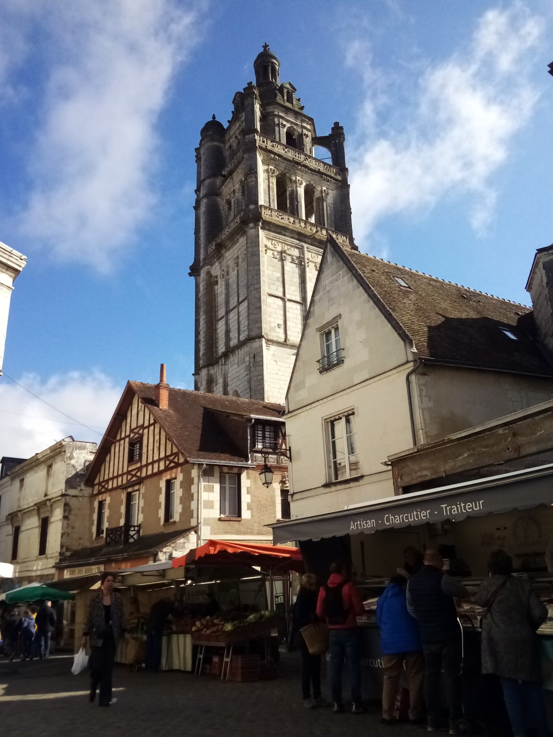 La marché s'anime.
