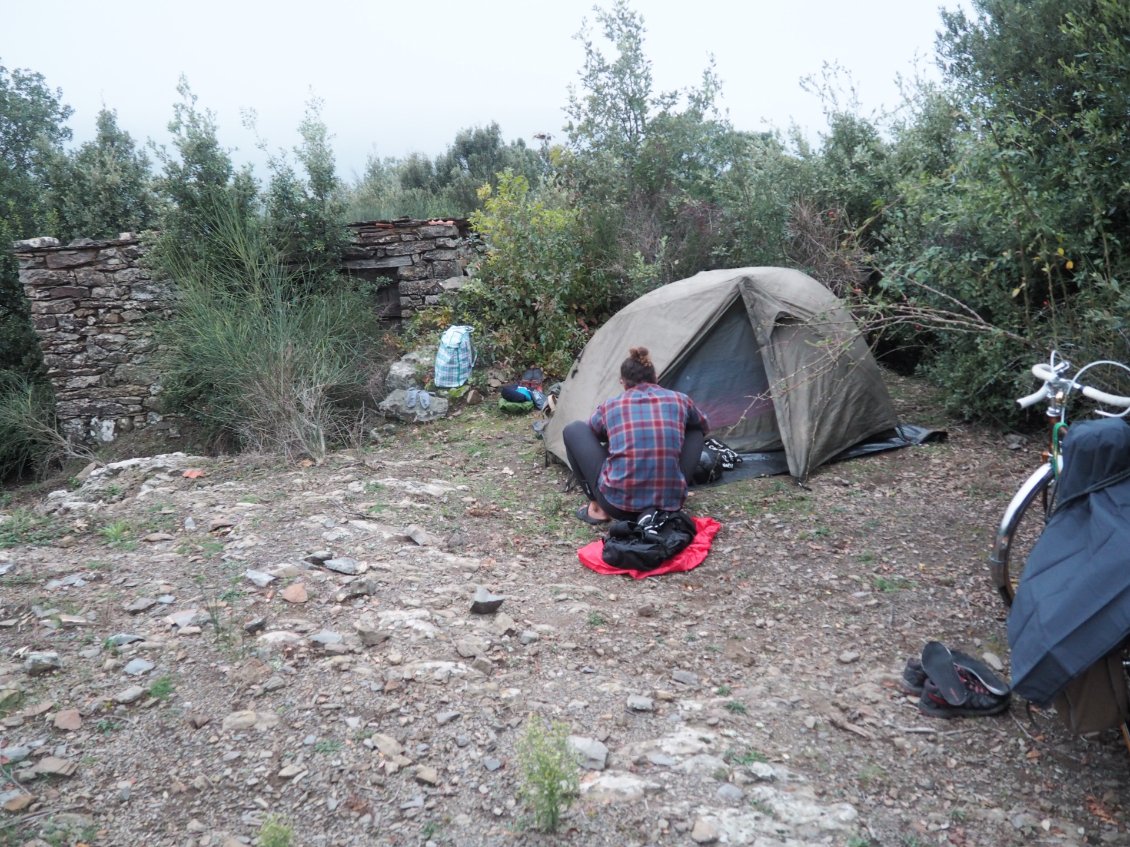 Bivouac au pied d'une casale, refuge de berger.