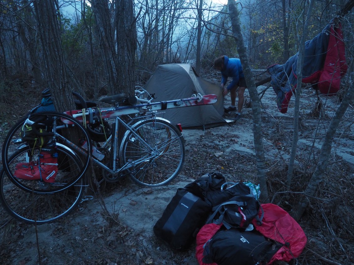 Bivouac dans une ambiance lugubre.