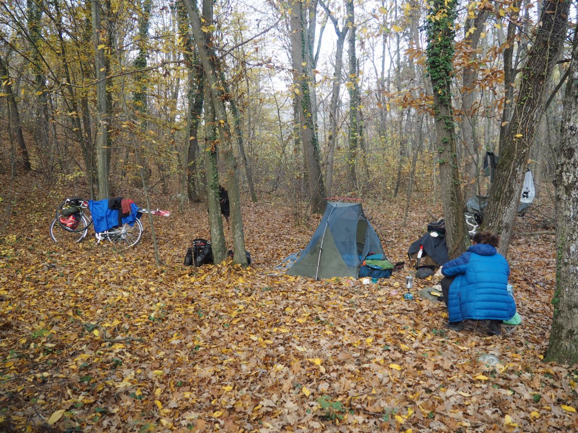 Super spot pour le bivouac: joli, bien plat, discret et un point d'eau juste à côté.