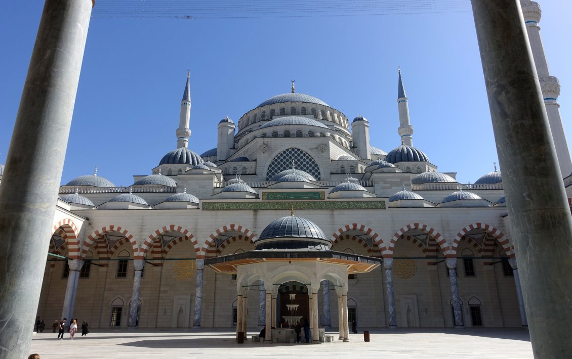 Camlıca Cami. Immense mosquée construite récemment sur un sommet de la rive asiatique, à l'initiative d'Erdoğan, inaugurée en 2019.