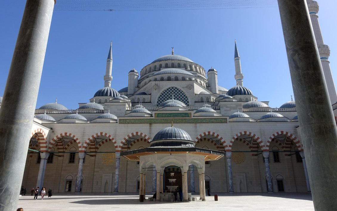 Camlıca Cami. Immense mosquée construite récemment sur un sommet de la rive asiatique, à l'initiative d'Erdoğan, inaugurée en 2019.