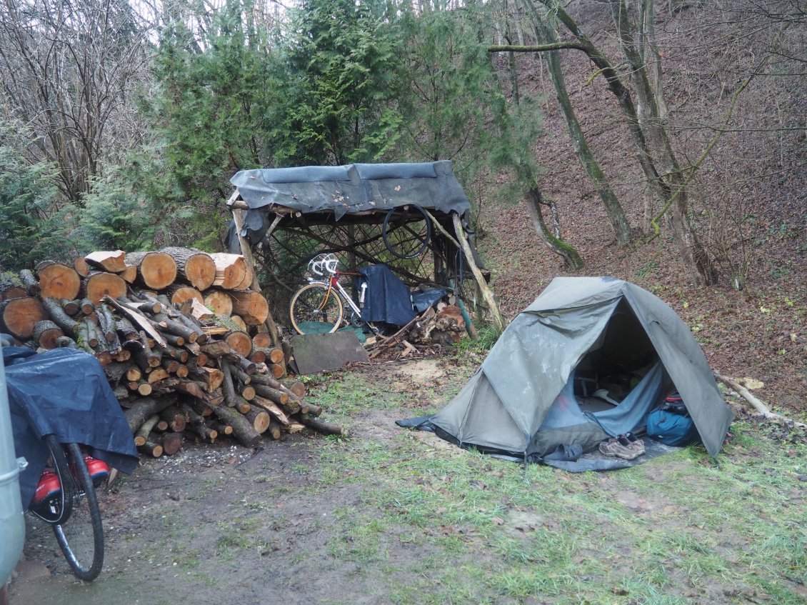 J'ai débité pas mal de bois cet après-midi ! Non, je rigole bien sûr ! C'est l'endroit où nous avons passé le réveillon de Noël sous la pluie.