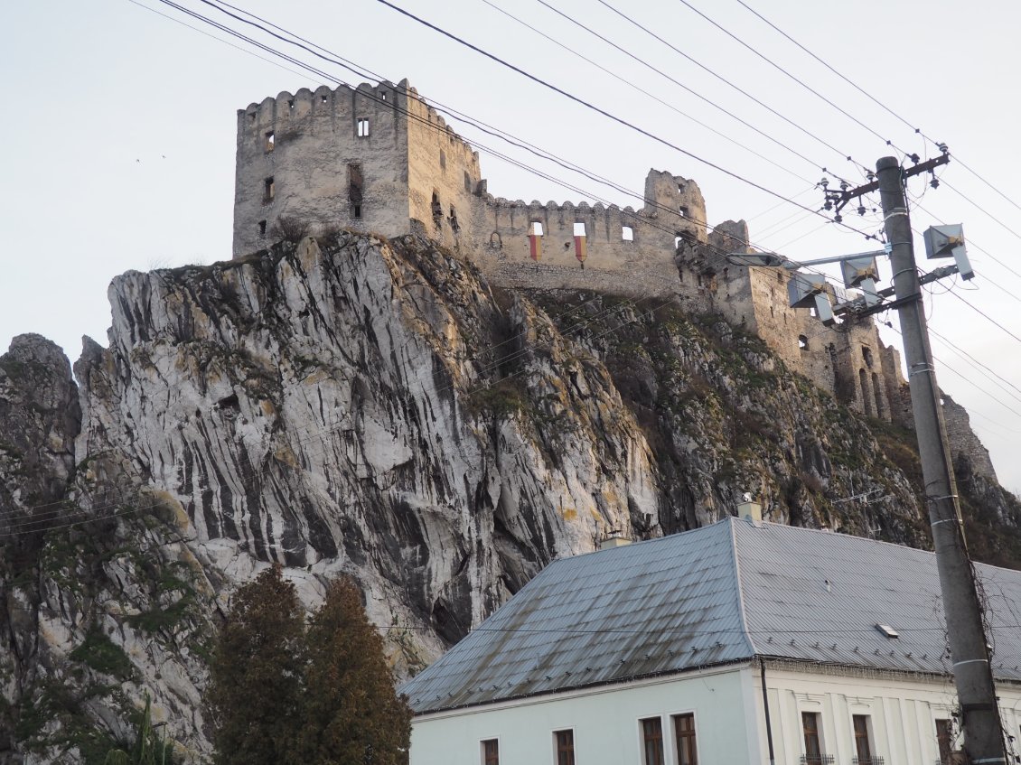 Le château de Beckov, datant du XIIIe siècle.