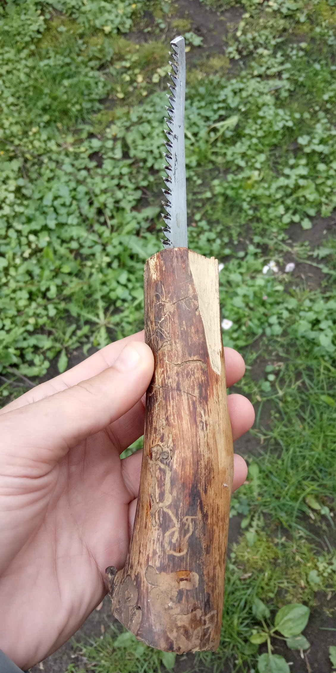 Ma scie artisanale, seulement 10 cm de lame à l'intérieur du bois, il fallait que je garde un peu de longueur de coupe, mais ça fonctionne !