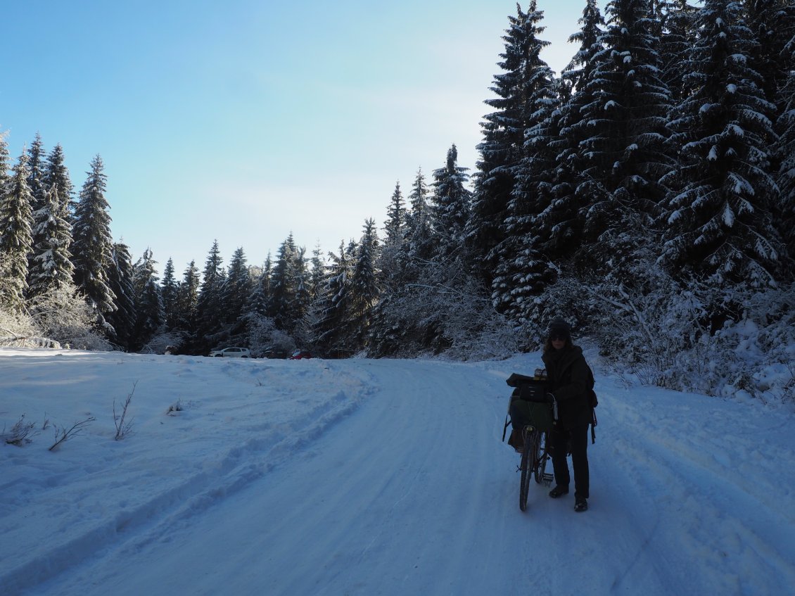 Nous attaquons la descente en glissade, qui s'annonce plus compliquée que la montée.