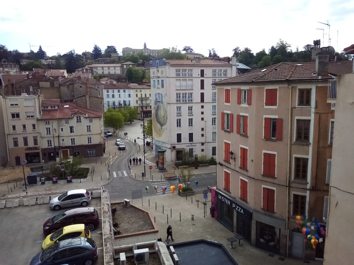 Annonay cité des frères Montgolfier. Vous les avez, la grosse montgolfière sur une immeuble et les autres toutes petites suspendues ?