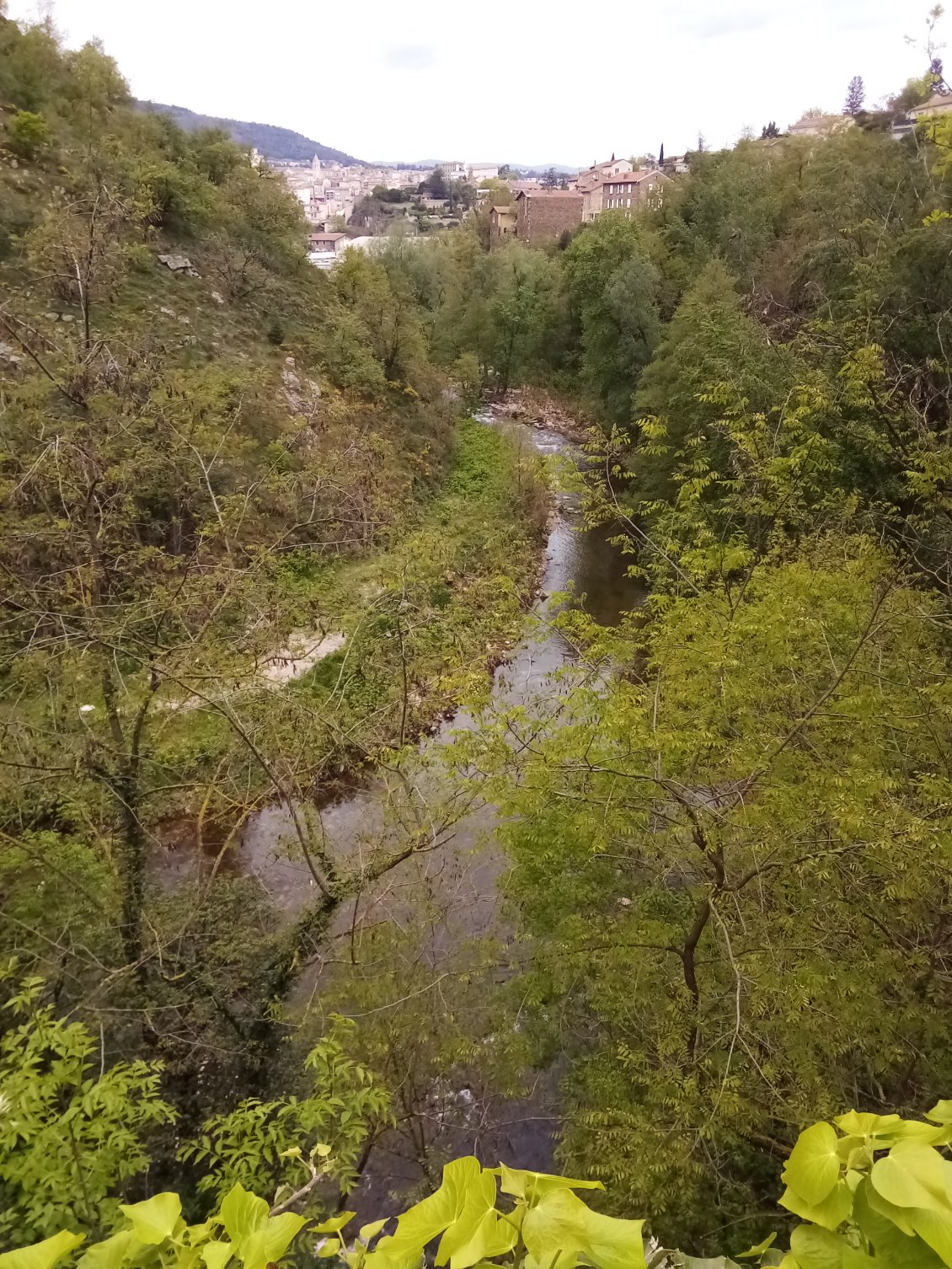 Premiers tours de roue sur la route de la vallée de la Cande, Annonay en arrière plan.
