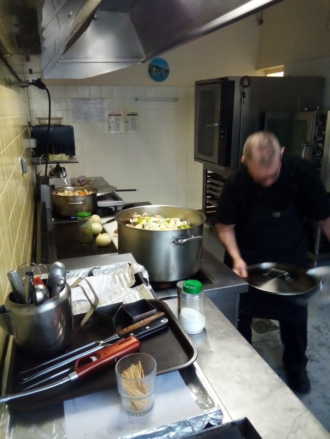 Un petit détour par la porte de la cuisine de l'auberge. Ho la belle future blanquette que voici !