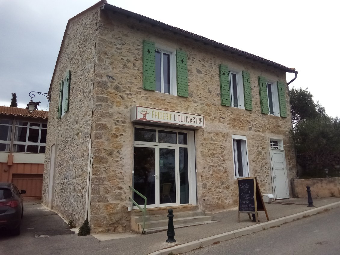 Des bananes et des olives à l'épicerie du village.