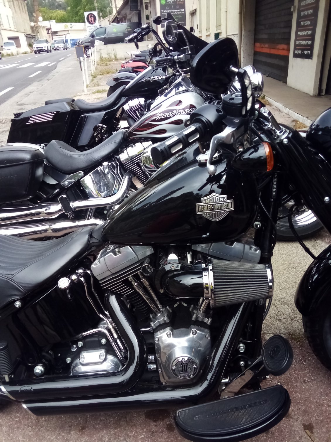 De la belle machine un peu plus loin. Bon d'accord rien à voir mais un motard ne se refait pas !