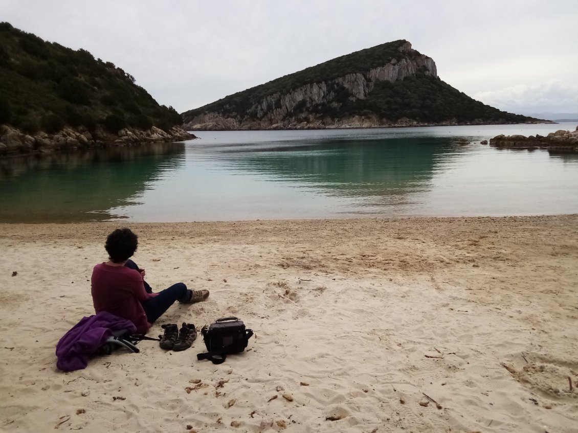 La spaggia di cala Moresca, face à Isola di Figarolo, proche de Golfo Aranci. Un chemin menant au promontoire di Capo Figari offre un magnifique point de vue.