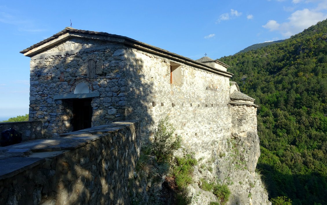 Bivouac dans une église du XIVème siècle qui surplombe des gorges au pied du mont Olympe.
