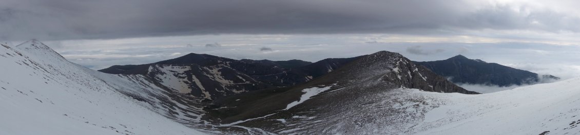 Les nuages réapparaissent et disparaissent par alternance et de façon imprévisible. J'assiste par moments à des vues oniriques sur de fantastiques mers de nuages.