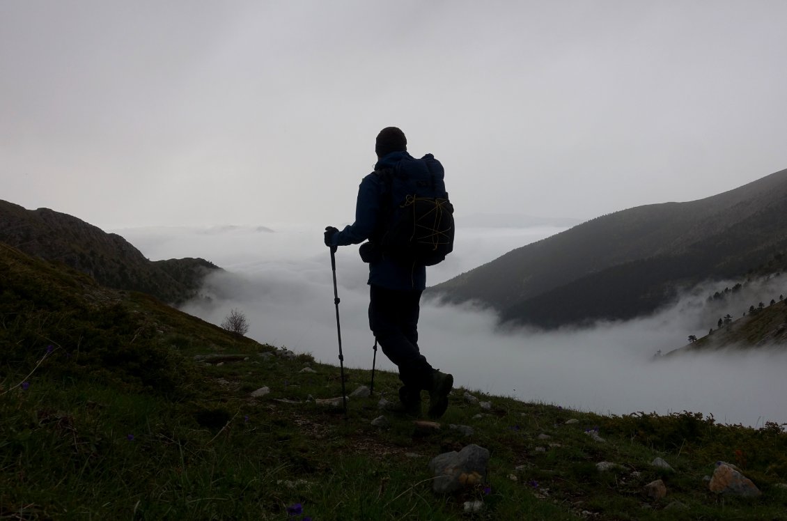 Je redescends du mont Olympe, et contemple une nouvelle mer de nuages en mouvement, avant de plonger dedans.