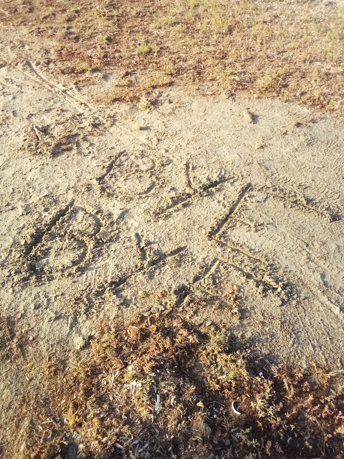 Je laisse un petit mot d'au revoir à mes voisins.