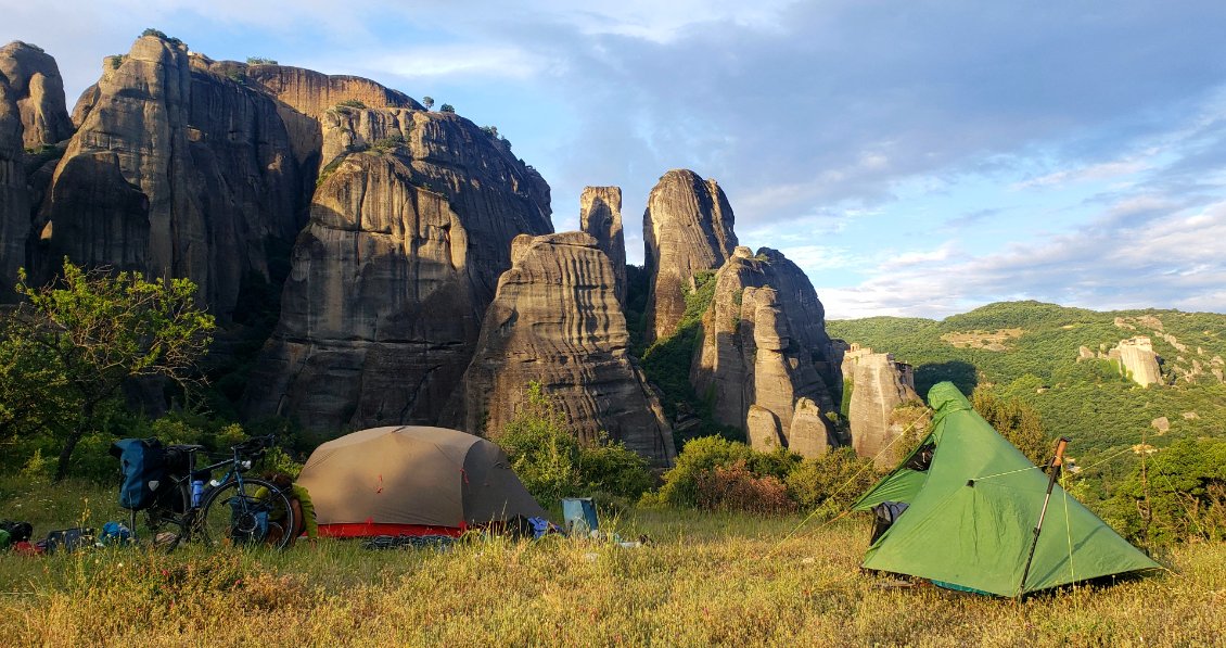 Bivouac avec Prune et Magali, qui voyagent en Europe en vélo à la recherche de spots d'escalade...