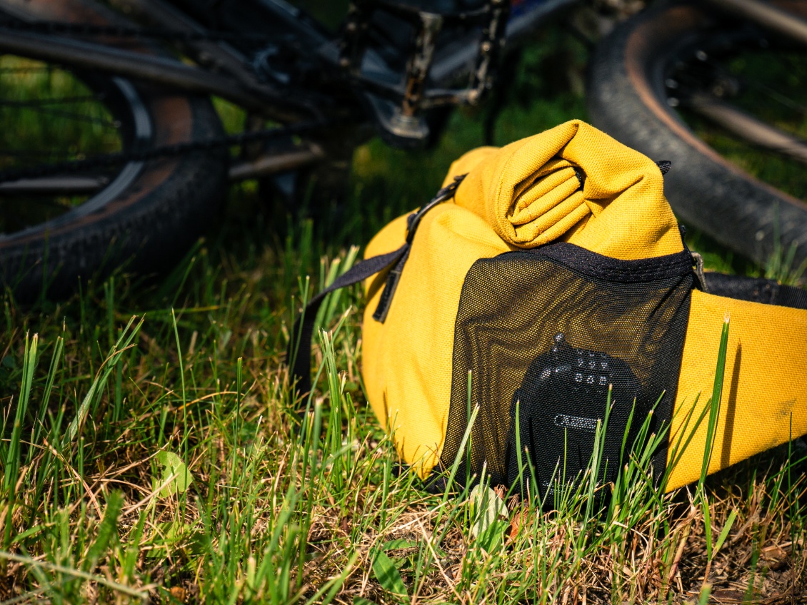 J'apprécie particulièrement la facilité de se glisser dans une petite poche (ici, la banane Piha que j'adore utiliser à vélo)