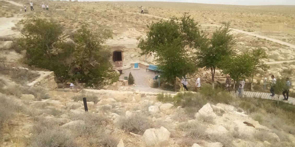 L'entrée de la mosquée troglodyte. Nous y restons le temps de la célébration d'une petite cérémonie.