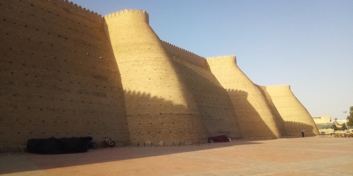 Alors que soleil décline, la muraille de la citadelle gagne en beauté.