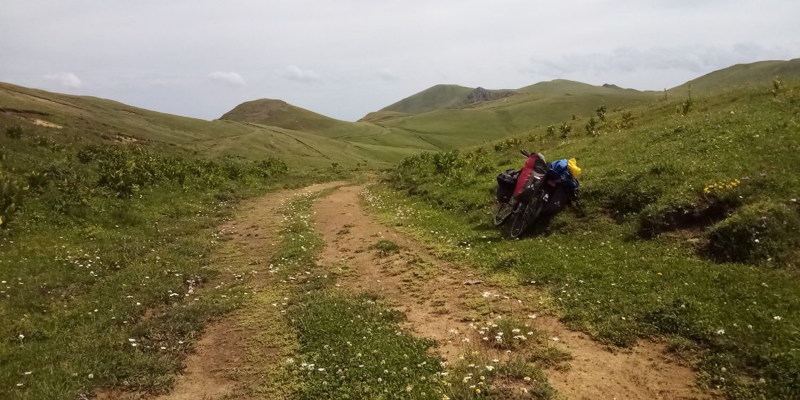 Et nous voici en haut. Un second col à franchir au fond mais après celui-ci ce sera une formalité.