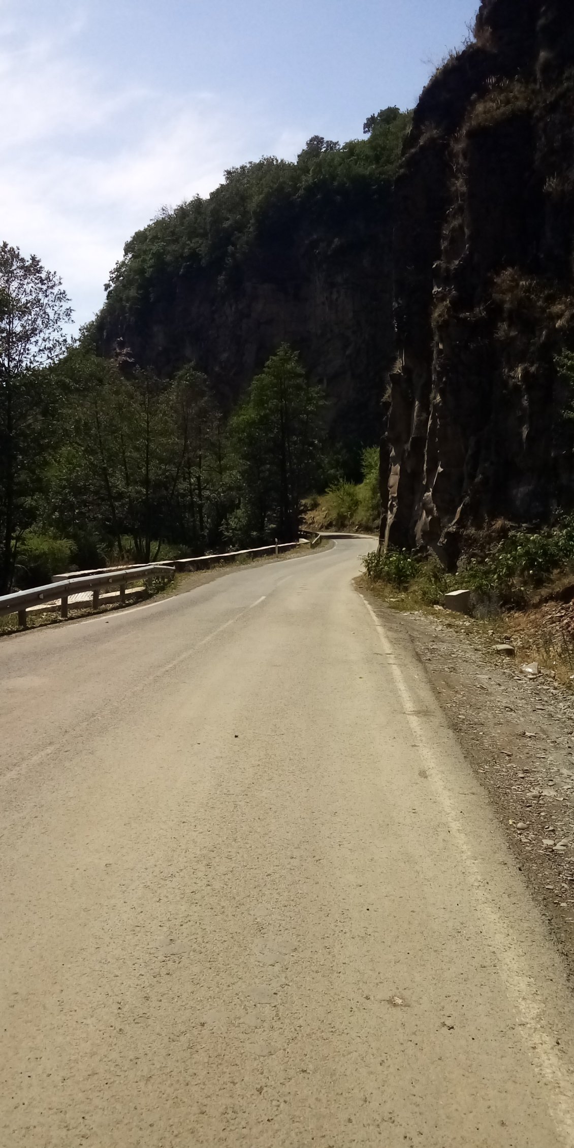 Borjomi est à 900 m d'altitude, ça continue à descendre.
J'ai la grosse banane.